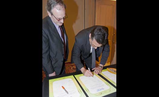 Los presentes acompa�aron con su firma este momento hist�rico